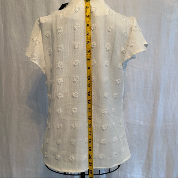 NWT Blooming Jelly size small tie shirt. 3-d circles off White w covered buttons - Picture 4 of 9